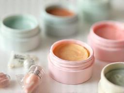 Cosmetic samples in small containers